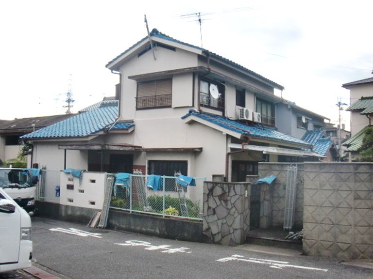 忠岡町で瓦からスレートに葺き替え工事前