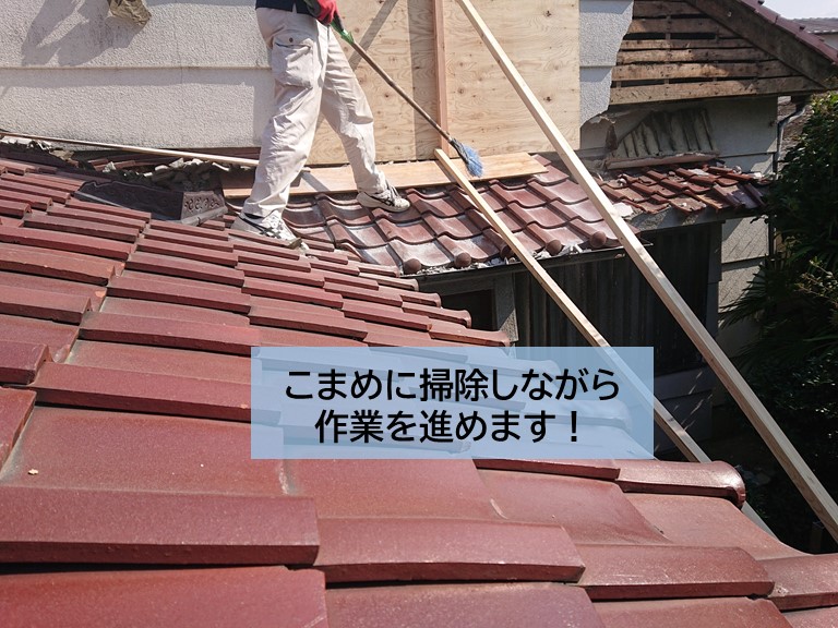 忠岡町の屋根の上を掃除しながら作業します