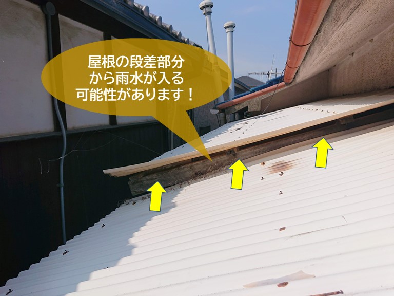 忠岡町の波板屋根の段差から雨水が入る可能性があります