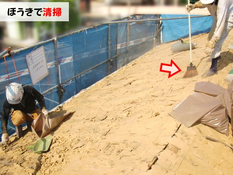 忠岡町ほうきで清掃