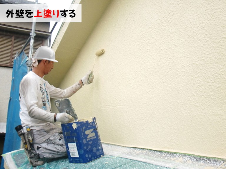 忠岡町外壁を上塗りする