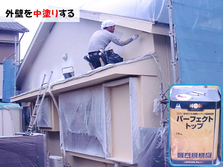 忠岡町外壁を中塗りする