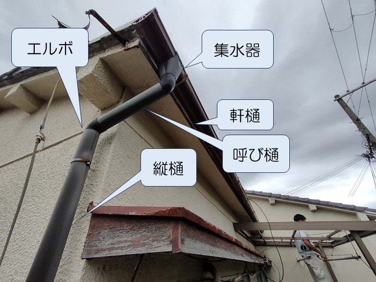 泉佐野市 強風による軒樋の取替及びアンテナの撤去の工事の様子