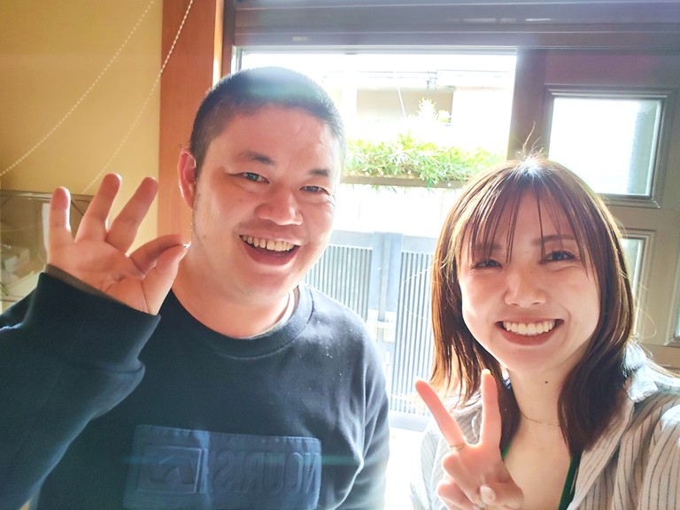 泉佐野市にて屋根瓦が割れたり落下していたため部分補修をしたJ様との記念写真