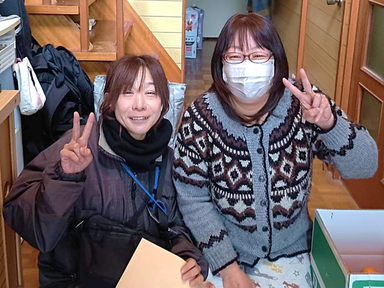 泉佐野市で洗濯物干し場の波板を張り替えたK様との記念写真