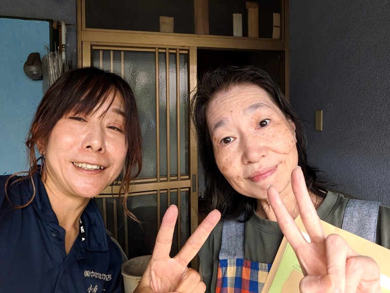 泉佐野市で屋根の袖瓦がずれたため差し替えたS様との記念写真