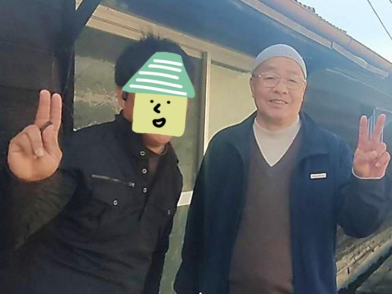 泉佐野市で剥がれた倉庫の外壁と屋根の修繕をしたY様との記念写真