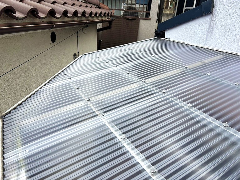 泉佐野市 ベランダ波板屋根張り替え工事完成