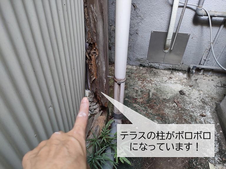 泉佐野市の木製テラスの柱の根元が傷んでいました
