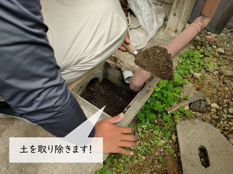 泉佐野市の雨水桝に溜まった土を取り覗きます