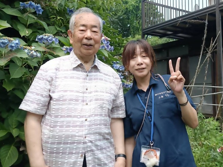 泉佐野市にてキッチン水栓交換とトイレ修理をしたT様との記念写真