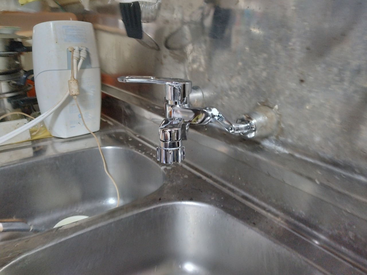 泉佐野市キッチン水栓取替トイレ修理T様と記念写真1