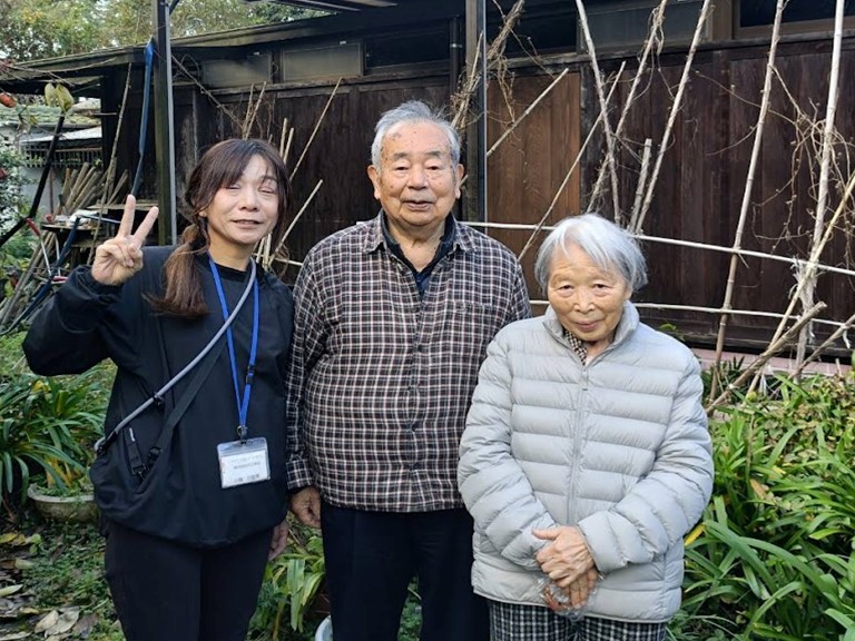 泉佐野市にてトイレ入替工事をしたT様との記念写真