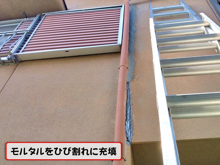 泉佐野市で雨漏りの原因となった外壁の穴とひび割れをモルタルで修繕