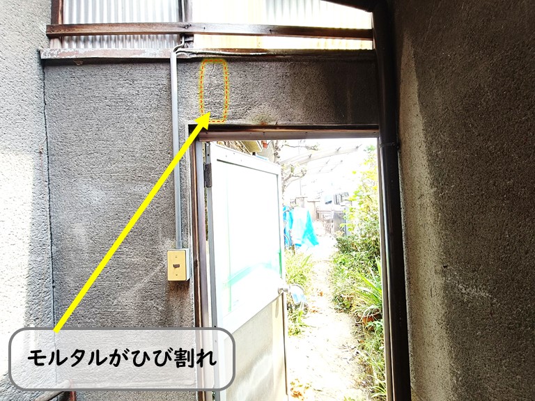 泉佐野市勝手口内側ドア上モルタルひび割れ