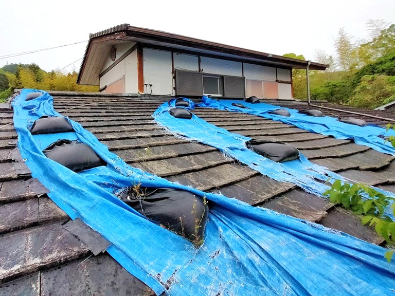 泉佐野市雨下屋ブルシートビフォー