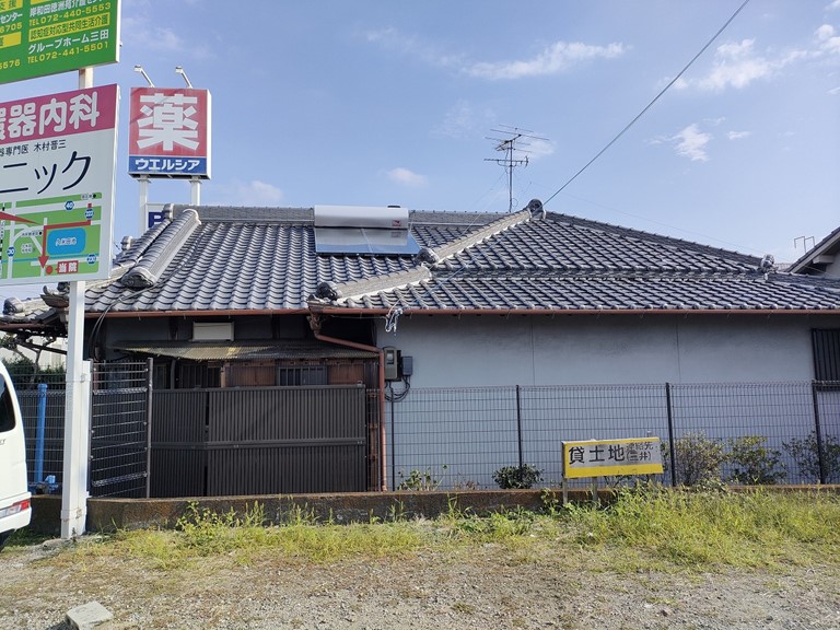 泉佐野市の平屋で大雨の影響で和室と洋室の天井から雨漏りが発生