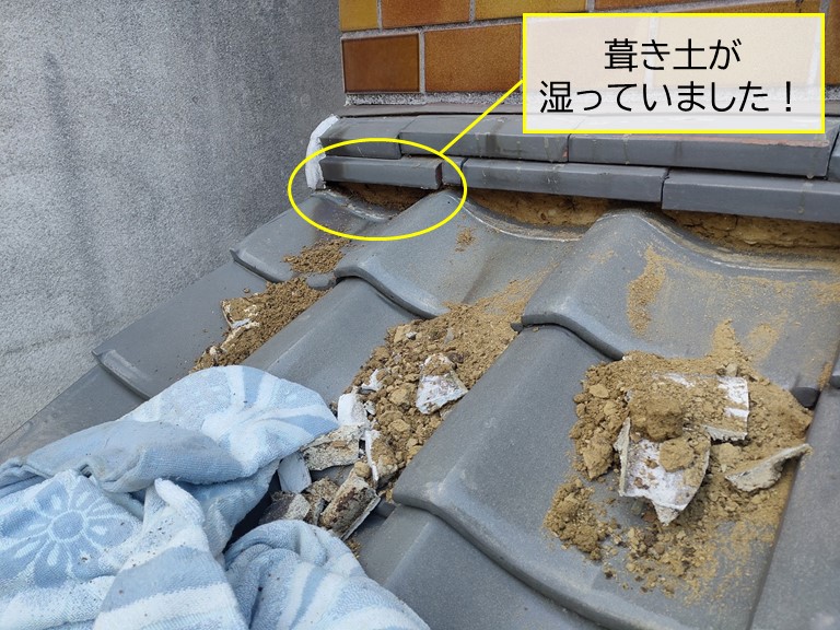 泉南市で庇の天井に雨漏り発生！漆喰詰め直しでシルガードを使用