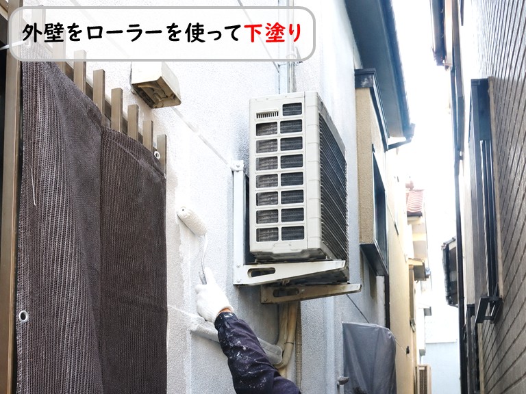 泉南市外壁ローラーを使って下塗り