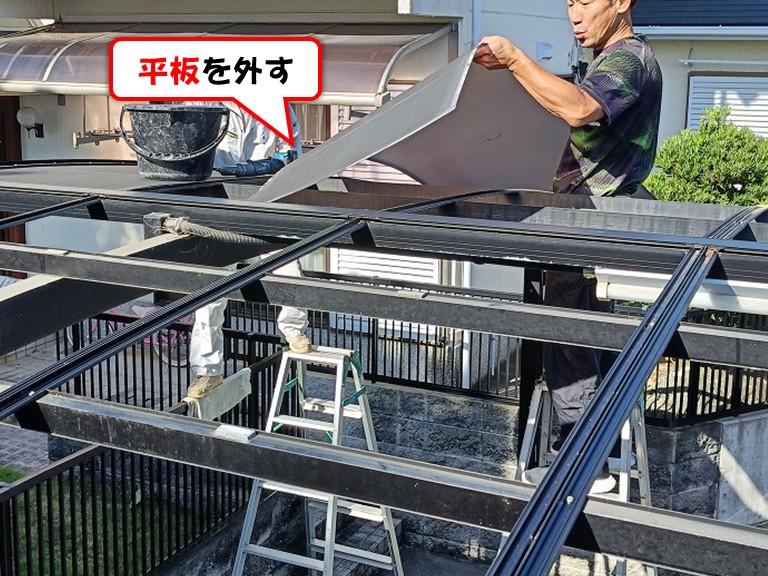 泉南市でカーポートの屋根に耐久性の高いポリカーボネート平板を張る