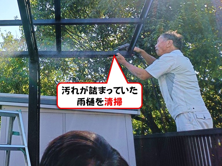 泉南市汚れが詰まっていた雨樋を清掃