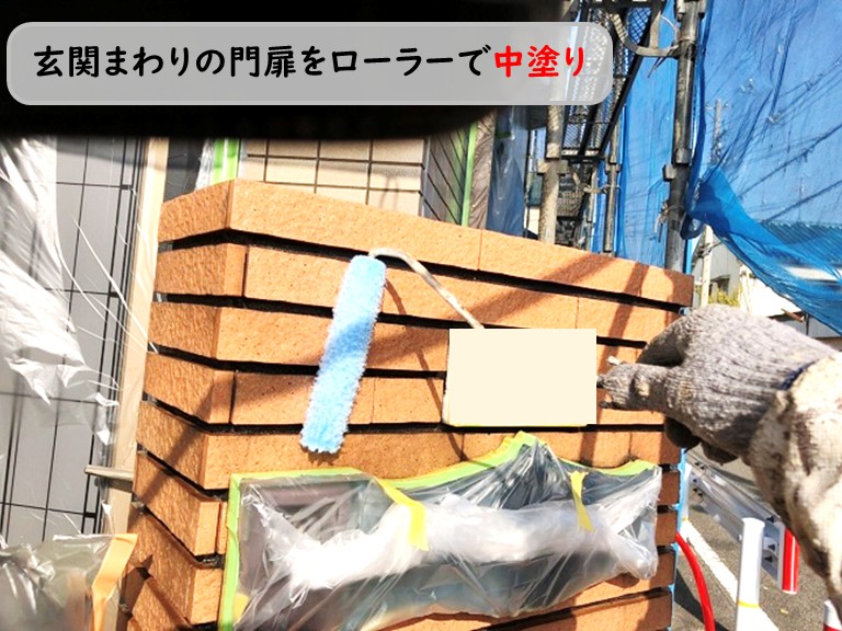 泉南市玄関まわり門扉中塗り