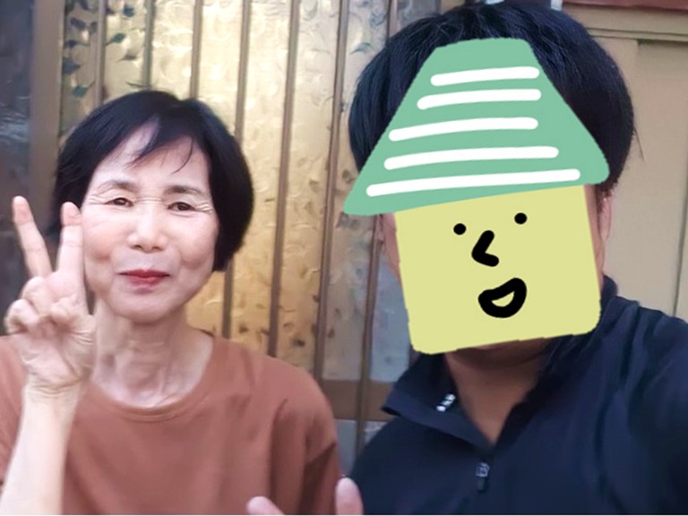 泉大津市で雨漏りの原因の外壁浮きを補修したH様との記念写真