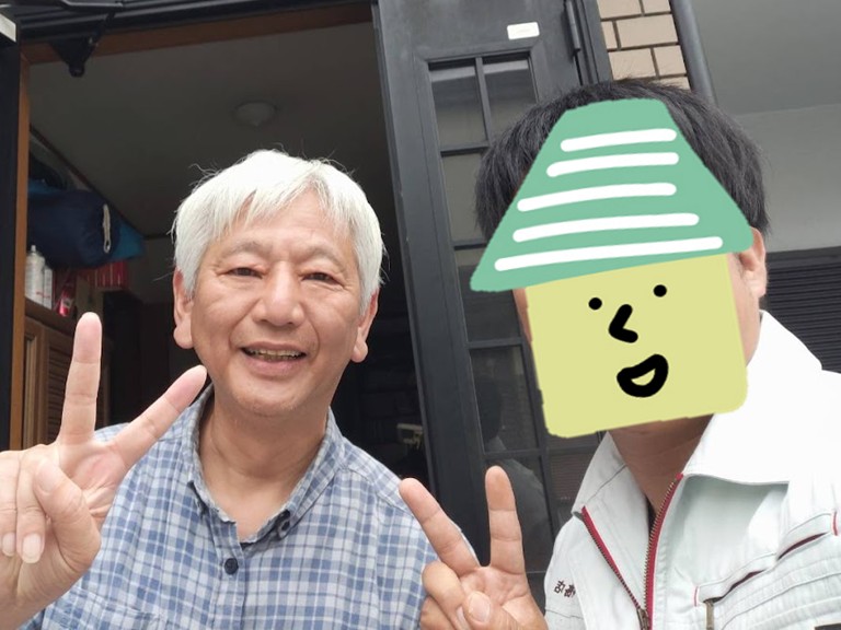 泉大津市で屋根の改修工事と外壁塗装を行なったY様と記念写真