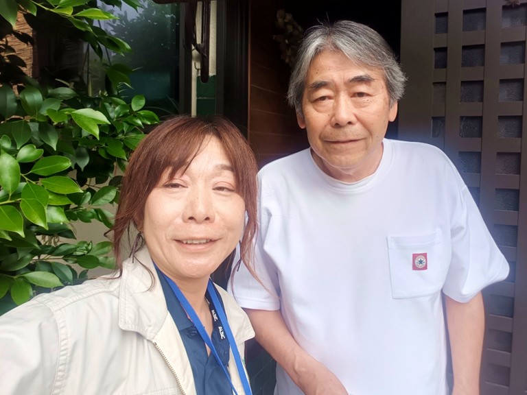 泉大津市でベランダのドレンが劣化していたため交換したN様との記念写真