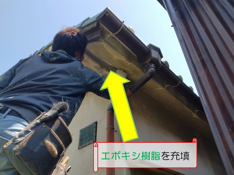 泉大津市で軒天と外壁のひび割れのご相談エポキシ樹脂を充填
