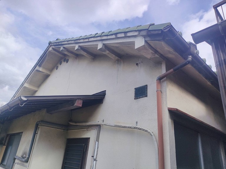 泉大津市で軒天と外壁のひび割れ修理のご相談