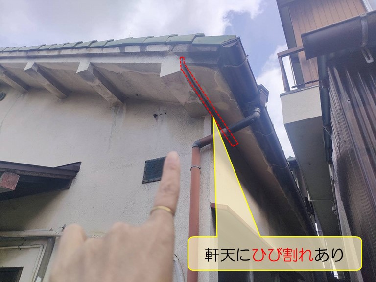 泉大津市で軒天と外壁のひび割れ修理のご相談軒天にひび割れあり