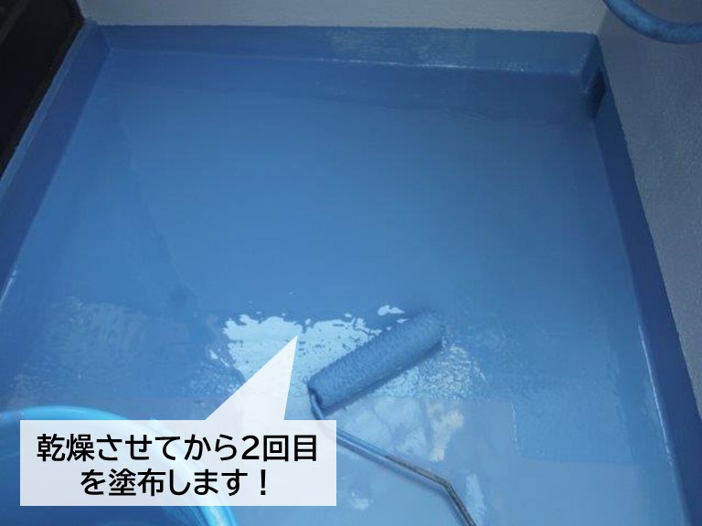 泉大津市のベランダ防水でウレタン防水材を二回塗り重ねます