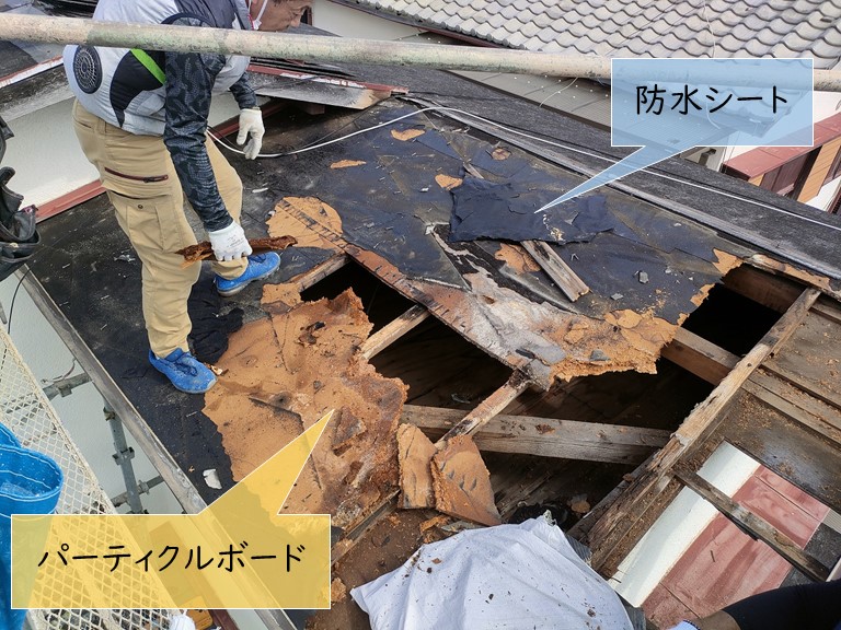 泉大津市の屋根葺き替えでスレートとパーティクルボードを撤去！