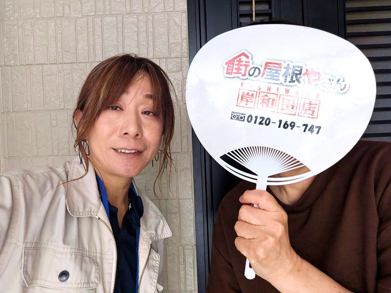 熊取町で台風による強風で雨樋が破損！新しいものに交換したT様との記念写真