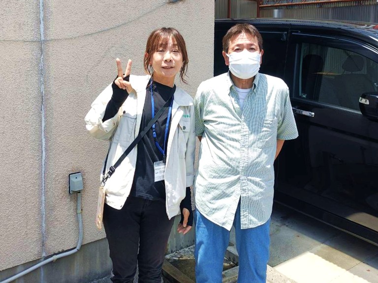 熊取町でグラついた雨樋を屋根に固定したT様との記念写真