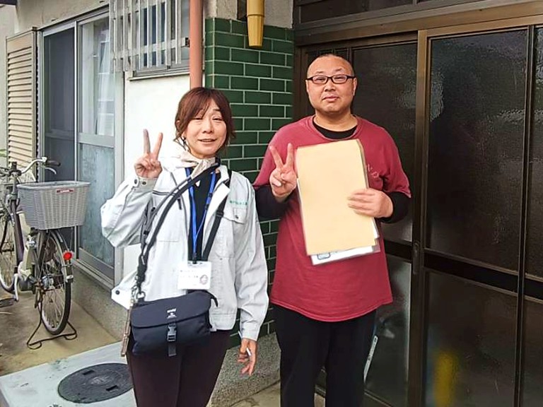 熊取町で汚れが詰まった集水器を清掃・修理したY様との記念写真