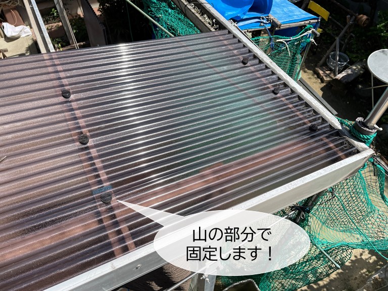 熊取町のテラスの波板張替えでタキロンのブロンズマットを採用！