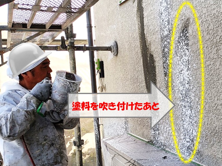 熊取町外壁に塗料を吹き付けたあと