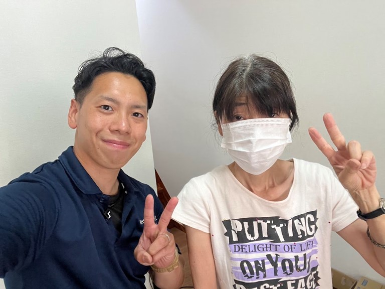 熊取町にて照明器具の交換工事をしたO様との記念写真