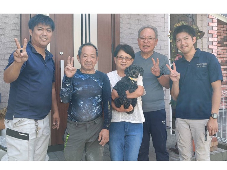 熊取町で２階建ての屋根塗装を行ったY様とワンチャンとの記念写真