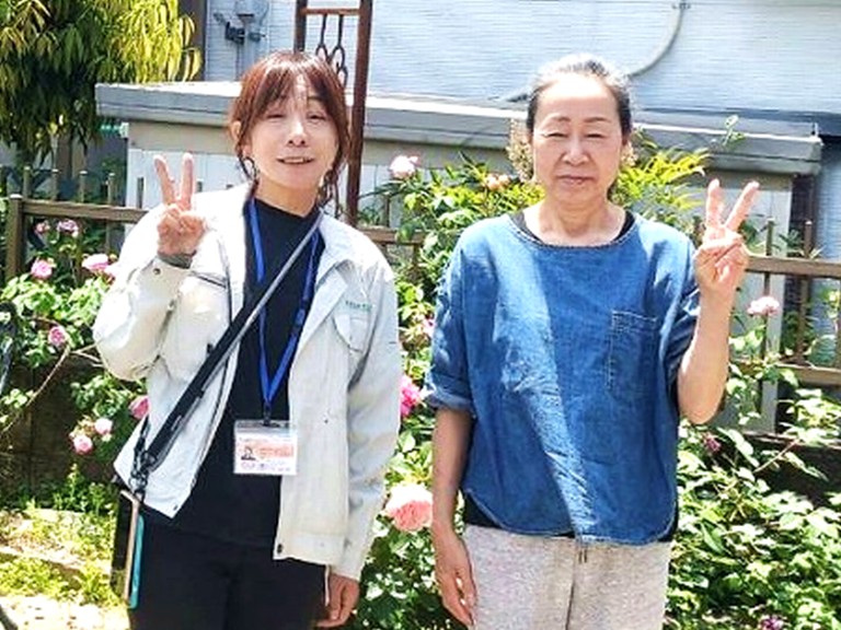 貝塚市にて使用していないアンテナを屋根から撤去したF様との記念写真