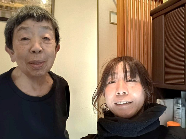 貝塚市でテラス屋根のポリカ波板張り替え工事を行ったS様との記念写真