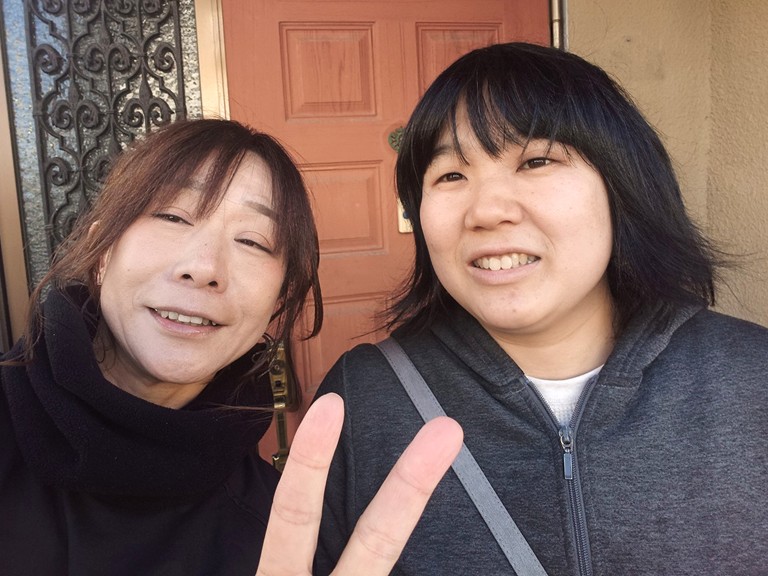 貝塚市で隣家の駐車場の波板屋根を破損！張替工事をしたY様との記念写真