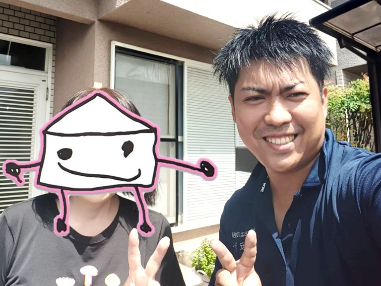 貝塚市で雨漏り発生！シーリングを充填して補修したA様との記念写真