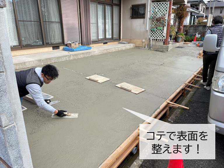 貝塚市で打設したコンクリートをコテで整えます