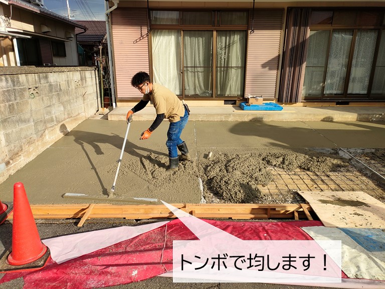 貝塚市で打設したコンクリートをトンボで均します