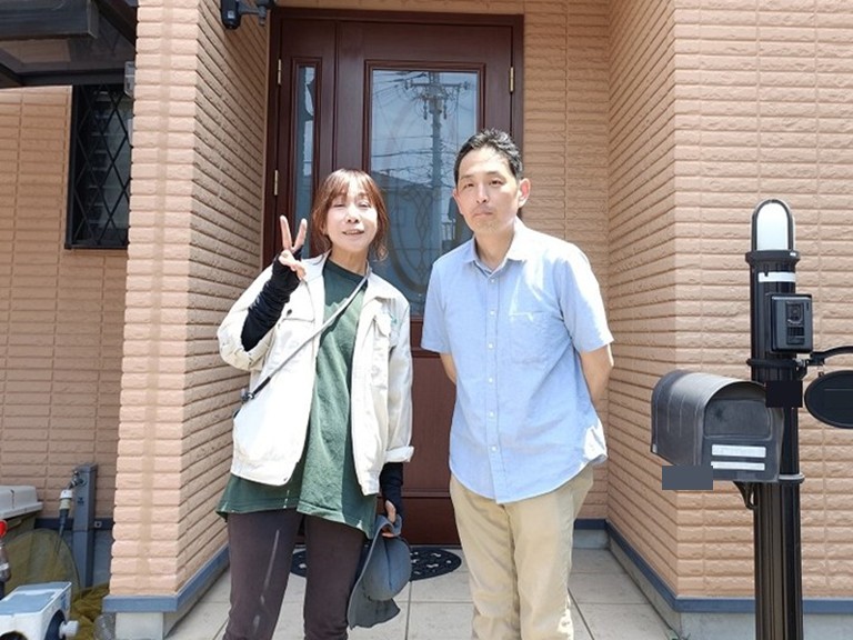 貝塚市で強風で飛散した平板パネルを張替えたM様と記念写真を撮影