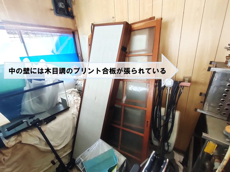 貝塚市物置小屋中壁木目調のプリント合板