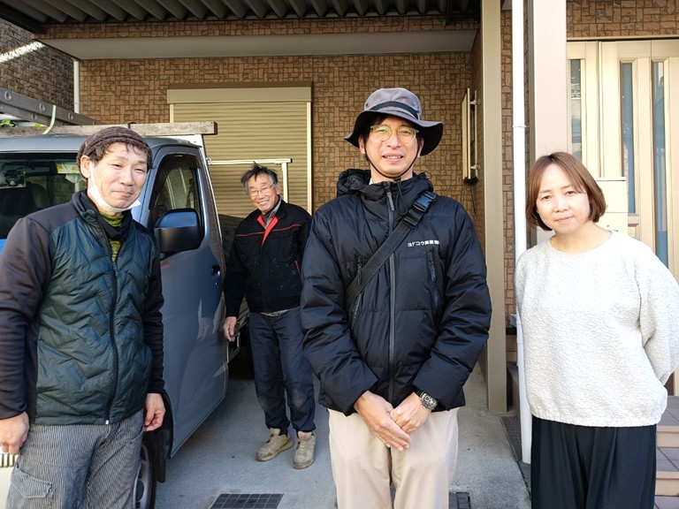 阪南市でバルコニーの手すりにビスを打って固定したT様との記念写真